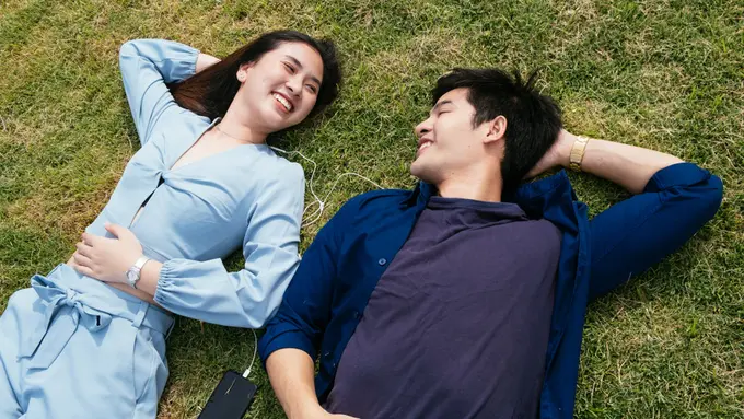 couple bahagia kencan
