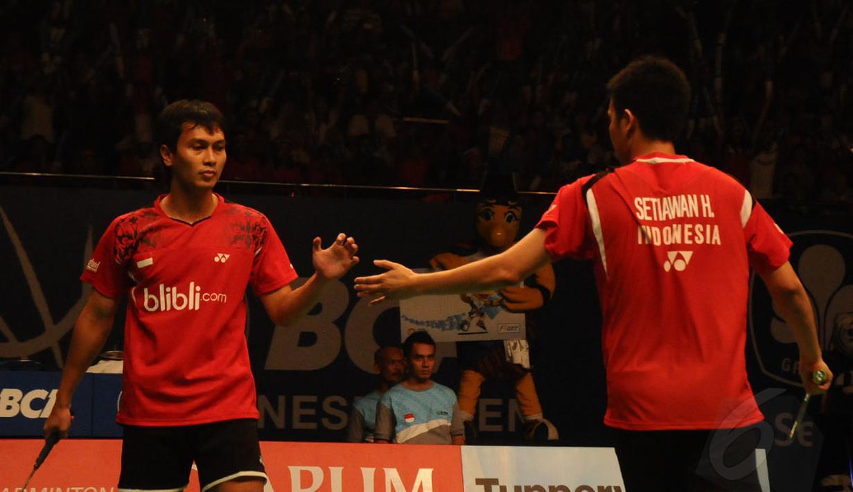 Pasangan Ganda Putra Indonesia, Mohammad Ahsan/Hendra Setiawan, harus mengakui keunggulan pebulutangkis Korea Selatan, Lee Yong Dae/Yoo Yeon Seong (15-21, 17-21) di final Indonesia Open 2014, (22/6/2014). (Liputan6.com/Helmi Fithriansyah)