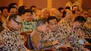 Wapres Jusuf Kalla tampak berbincang dengan Menteri Perdagangan, Rachmat Gobel (kedua dari kanan), Jakarta, Senin (8/12/2014). (Liputan6.com/Faizal Fanani)