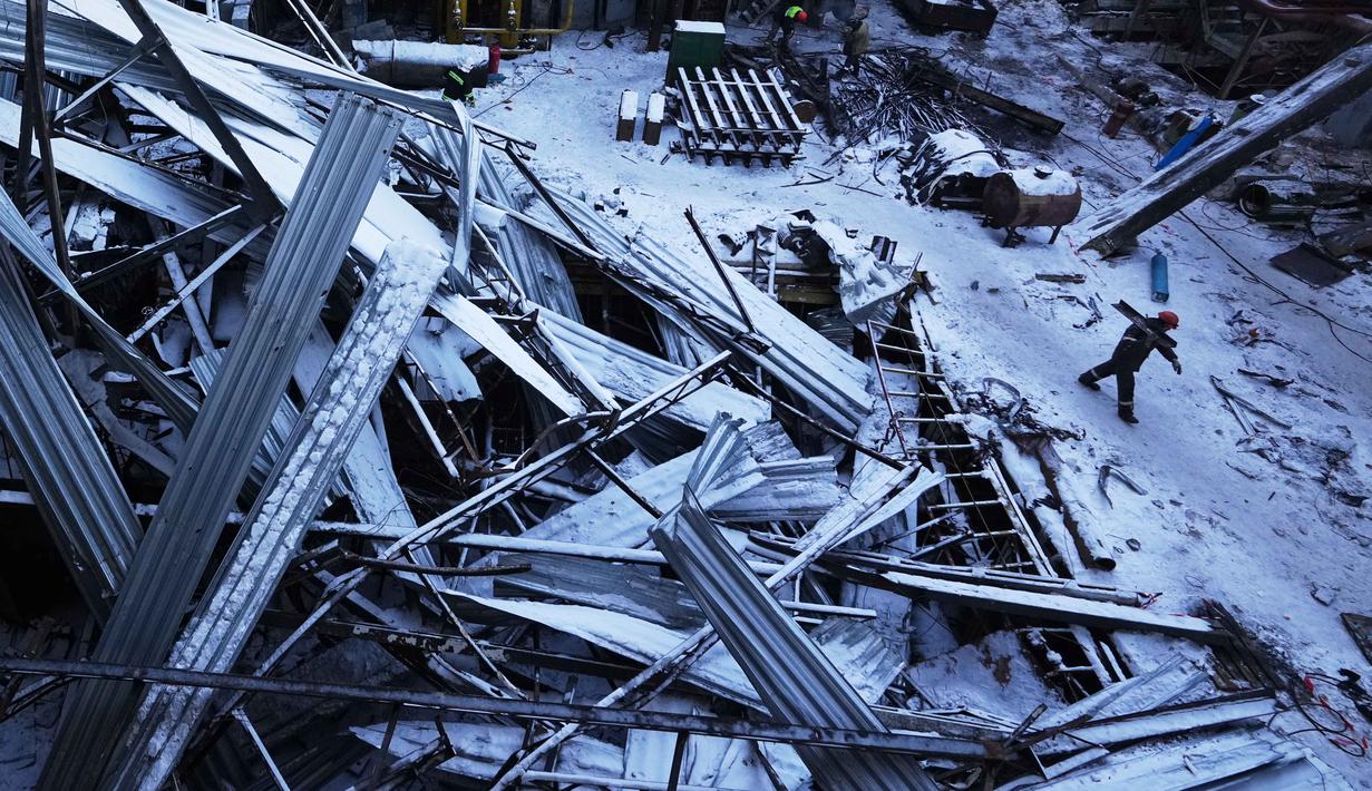 Para pekerja memperbaiki pembangkit listrik perusahaan DTEK yang hancur setelah serangan rudal Rusia terhadap sistem energi negara itu di sebuah lokasi yang dirahasiakan, Ukraina, Senin 9 Februari 2026. Di tengah cuaca beku dan serangan Rusia yang terus menerus, perbaikan pembangkit listrik di Ukraina terus dilakukan. (AP Photo/Sergei Grits)