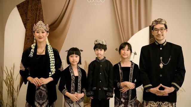 6 Pemotretan Kimbab Family Dalam Balutan Adat Sunda, Semakin Melokal