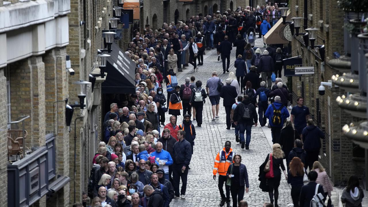 Penggemar Kerajaan Memberi Dorongan pada Pariwisata Inggris yang Dilanda Inflasi