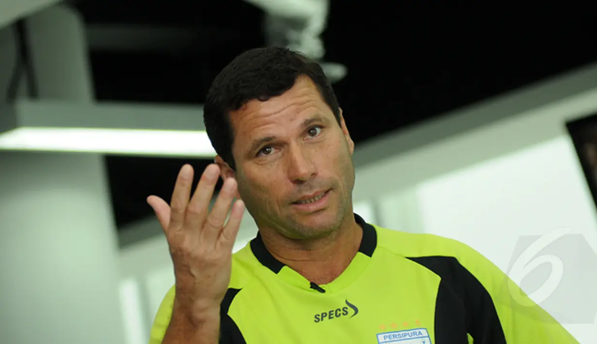 Pelatih Persipura, Oswaldo Lessa saat melakukan sesi wawancara khusus dengan tim Liputan6.com di Jakarta, Selasa (17/2/2015). Oswaldo Lessa berkunjung di sela-sela program latihan tim Mutiara Hitam di Jakarta. (Liputan6.com/Helmi Fithriansyah)