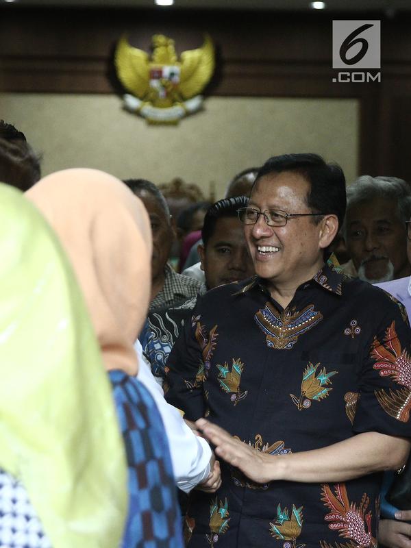 Ekspresi mantan Ketua DPD Irman Gusman usai sidang pendahuluan di Pengadilan Tipikor Jakarta, Rabu (10/10). Kuasa hukum Irman menambahkan, seharusnya kliennya divonis bebas atau tuntutan JPU pada KPK tidak dapat diterima. (Liputan6.com/Herman Zakharia)