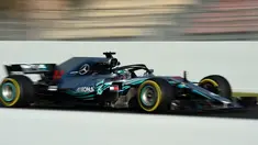 Pembalap Mercedes Lewis Hamilton memacu mobilnya saat tes pramusim di Sirkuit de Catalunya, Spanyol (6/3). Menjelang musim baru, Hamilton bersiap menjalani musim keenammya bersama Mecedes. (AFP Photo/Lluis Gene)