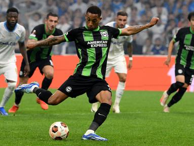 Pemain Brighton, Joao Pedro mencetak gol melalui eksekusi tendangan penalti pada laga Grup B Liga Europa 2023/2024 melawan Marseille di Stade Velodrome, Marseille, Prancis, Jumat (05/10/2023) dini hari WIB. Gol ini mengubah skor menjadi 2-2 dan membuat The Seagulls berhasil mencuri satu poin. (AFP/Nicolas Tucat)