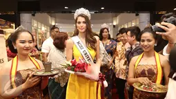 Miss Universe 2016, Iris Mittenaere saat tiba di kawasan Pramuka untuk pembukaan House of Mustika Ratu, Jakarta, Sabtu (1/4). (Liputan6.com/Herman Zakharia)