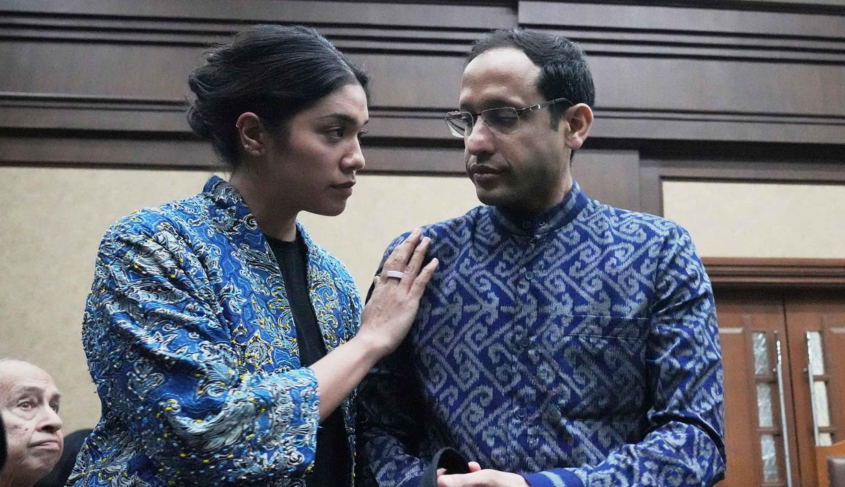 Menteri Pendidikan, Kebudayaan, Riset, dan Teknologi (Mendikbudristek) periode 2019 hingga 2024, Nadiem Anwar Makarim (kanan) bersama istrinya, Franka Franklin Makarim sebelum dimulainya sidang di Pengadilan Tindak Pidana Korupsi, Jakarta, Senin 20 April 2026. Nadiem Makarim kembali menjalani rangkaian persidangan terkait kasus dugaan korupsi pengadaan laptop Chromebook periode 2019–2022. (AP Photo/Achmad Ibrahim)