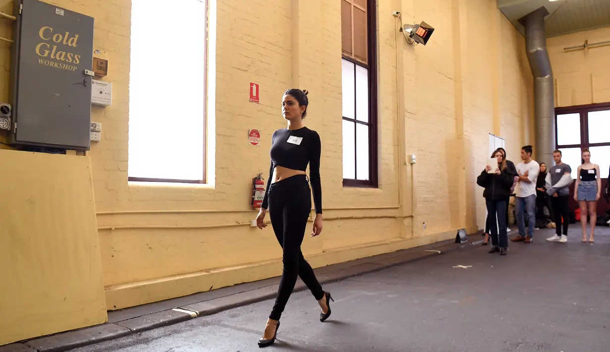 Seorang model berjalan saat mengikuti casting untuk Melbourne Fashion Week, Australia (24/7/2019). Melbourne Fashion Week akan berlangsung 28 Agustus hingga 5 September 2019. (AFP Photo/William West)