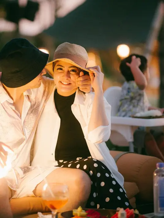 Momen liburan dalam rangka pekerjaan Rifky Balweel ini dihabiskan dengan memamerkan potret romantis. Pemain sinetron “Aku Bukan Ustadz” ini berfoto dengan konsep intimate di tengah deburan ombak pantai Pulau Dewata. (Liputan6.com/IG/@bibyalraen13).