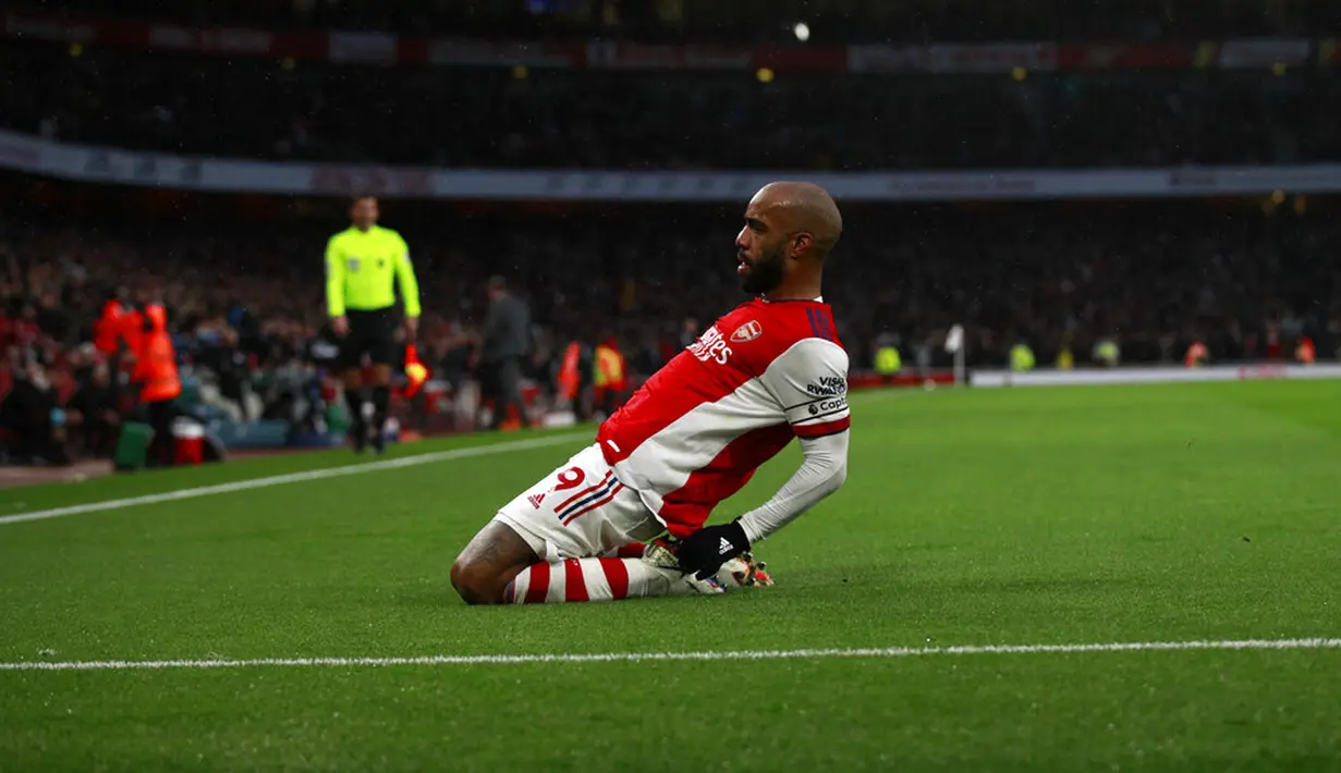 Pemain Arsenal Alexandre Lacazette melakukan selebasi usai mencetak gol ke gawang Southampton pada pertandingan sepak bola Liga Inggris di Emirates Stadium, London, Inggris, 11 Desember 2021. Arsenal menang 3-0. (AP Photo/Ian Walton)