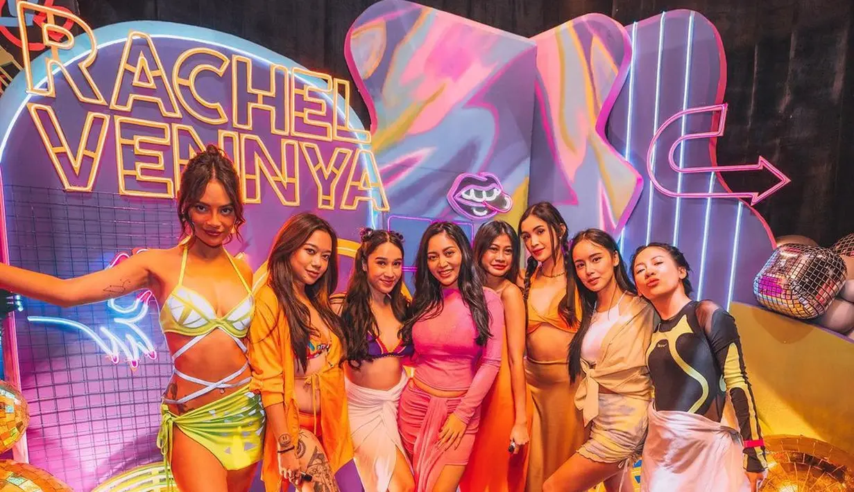 Bisa jadi inspirasi untuk tampilan ke pantai, bagaimana menurutmu penampilan Rachel Vennya satu ini Sahabat Fimela? [@rachelvennya/eri.carl]