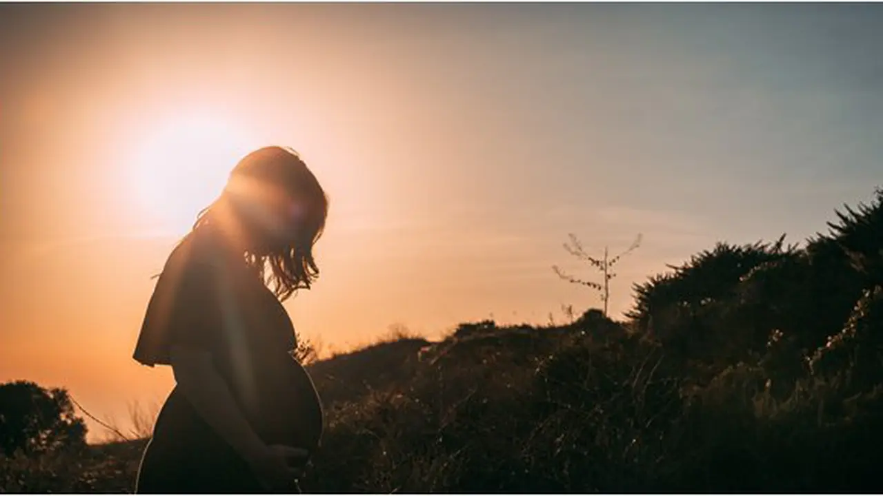 Mimpi Hamil/copyright unsplash.com/@jtbean