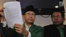 Wakil Ketua Umum PPP Muktamar Jakarta Humphrey Djemat (kiri) didampingi pengurus DPP PPP Muktamar menujukkan surat pengunduran diri Ketua Umum Djan Faridz saat konpers di Jakarta, Senin (30/7). (Merdeka.com/Arie Basuki)