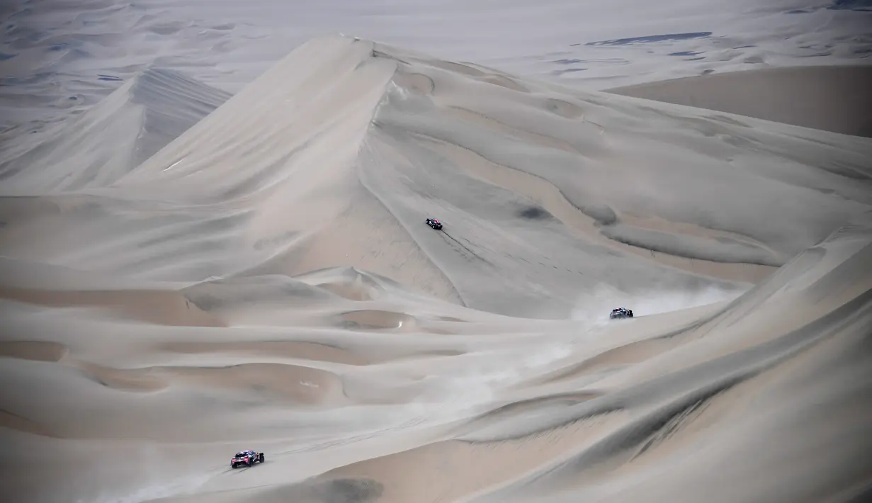 Sejumlah pembalap bersaing dalam Reli Dakar 2018 di sekitar Kota Pisco, Peru, (7/1). Reli Dakar 2018 edisi ke-40 ini akan membawa pembalap melintasi  Peru, Bolivia, dan Argentina. (Franck FIFE/AFP)
