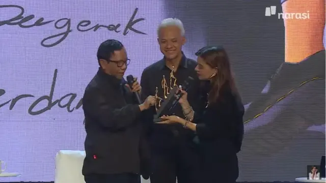 Najwa Shihab Dapat Hadiah Replika Orang Naik Tangga dari Mahfud Md di Ultah Mata Najwa, Apa Maknanya?