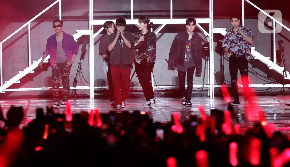 Kelompok penyanyi pria asal Korea Selatan, iKON saat tampil di panggung JISPHORIA yang digelar di Jakarta International Stadium (JIS), Sabtu (1/10/2022). Setelah tiga tahun, iKON akhirnya kembali lagi ke Indonesia untuk bertemu para penggemarnya yang biasa disebut iKONIC. (Liputan6.com/Helmi Fithriansyah)