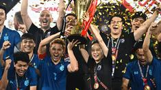 Thailand berhasil menjuarai ajang Piala AFF 2022 setelah mengalahkan Vietnam dengan agregat 3-2 di partai final pada Senin (16/01/2023). Keberhasilan merengkuh gelar back-to-back tersebut tak lepas dari peran sang manajer, Nualphan Lamsam atau akrab disebut Madam Pang (tengah kanan). (AFP/Lillian Suwanrumpha)