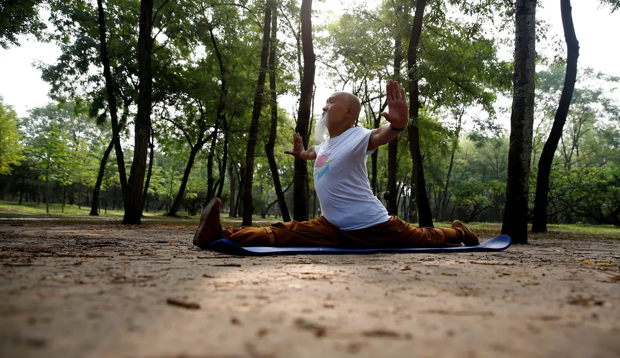 Master kungfu Li Liangui berlatih di sebuah taman di Beijing, China, pada 30 Juni 2016. Kakek 70 tahun ini sudah berkeliling dunia mempromosikan kungfu. Namun, upaya promosinya belum membuat banyak orang tertarik dengan kungfu. (REUTERS/Kim Kyung-Hoon)