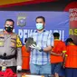 Kepala Polresta Pekanbaru (tengah) memperlihatkan barang bukti penyerangan petugas Bea Cukai Riau. (Liputan6.com/M Syukur)