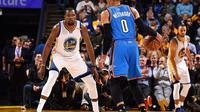 Forward Golden State Warriors, Kevin Durant, kembali memenangi duel melawan eks rekan setimnya di Oklahoma City Thunder, Russell Westbrook, dalam lanjutan NBA, Rabu (18/1/2017). (NBA)