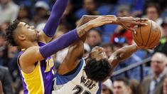 Pemain Los Angeles Lakers, D'Angelo Russell (kiri) menghadang pemain Minnesota Timberwolves, Andrew Wiggins (kanan) pada laga NBA basketball game di Minneapolis, (13/11/2016). The Timberwolves menang 125-99. (AP/Bruce Kluckhohn)