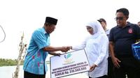 Mensos menyerahkan bantuan bencana ke perwakilan warga di Pasuruan, Jawa Timur. (Biro Humas Kemensos)
