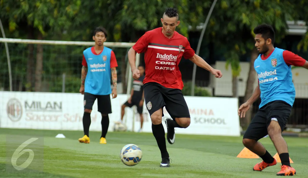 Penyerang Bali United, Silvio Escobar B (tengah) berusaha mengecoh Syakir M saat latihan di Lapangan Pertamina, Jakarta, Rabu (6/4/2016). Kandas di Piala Bhayangkara 2016, Bali United bersiap mengikuti Trofeo Persija. (Liputan6.com/Helmi Fithriansyah)