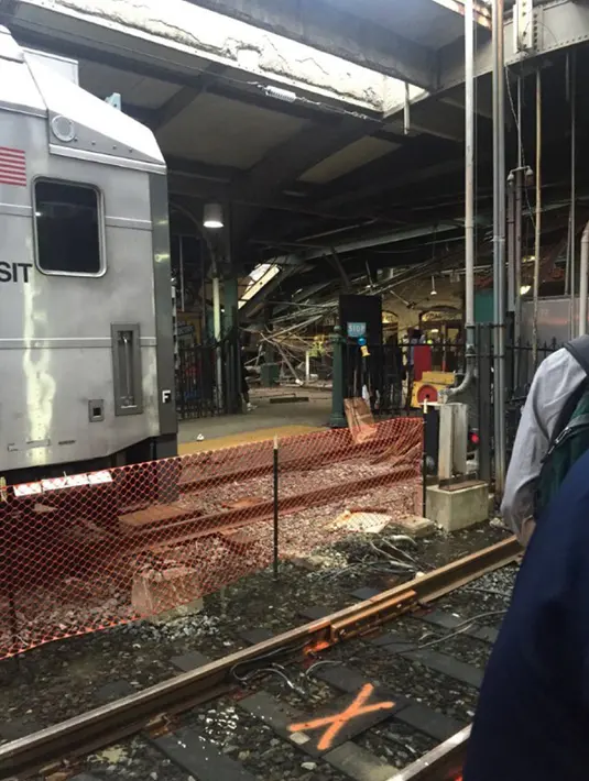 Satu kereta komuter dari New York tergelincir dan menghantam stasiun kereta Hoboken di New Jersey, Kamis (29/9). Tembok luar bangunan stasiun rusak berat akibat kecelakaan ini. (Courtesy of Kaitlin McCabe via REUTERS)
