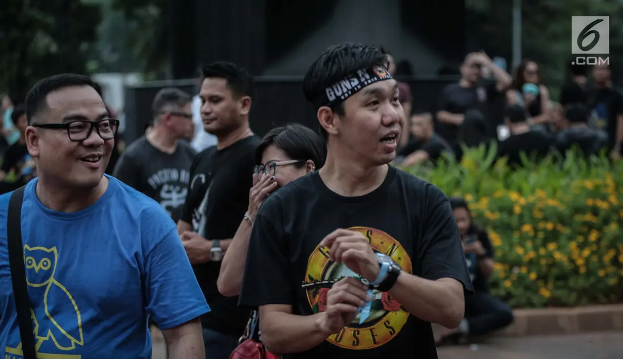 Penonton memadati Konser Guns N’ Roses di Stadion Gelora Bung Karno, Jakarta, Kamis (8/11). Di konser ini Guns N' Roses juga akan meng-cover sejumlah lagu dari para penyanyi populer. (Liputan6.com/Faizal Fanani)