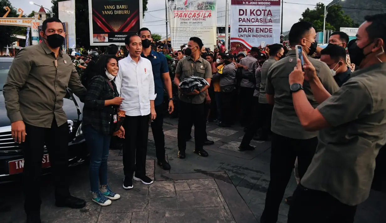 <p>Presiden Joko Widodo berfoto dengan warga di Simpang Lima, Kabupaten Ende, Provinsi Nusa Tenggara Timur (NTT), Selasa (31/5/2022). Warga sangat antusias menyambut kehadiran Presiden dan Ibu Iriana. Di sini, Presiden dan Ibu Iriana membagikan buku dan sempat berfoto dengan warga. (Foto: Laily Rachev - Biro Pers Sekretariat Presiden)</p>
