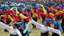 Para penari lokal menampilkan tarian tradisional Tibet dalam upacara pembukaan Pertunjukan Tari Guozhuang Luqu di Luqu, Prefektur Otonom Etnis Tibet Gannan, Provinsi Gansu, China, 12 Agustus 2020. Lebih dari 3.000 penari ikut serta dalam pertunjukan tersebut. (Xinhua/Geng Xinning)