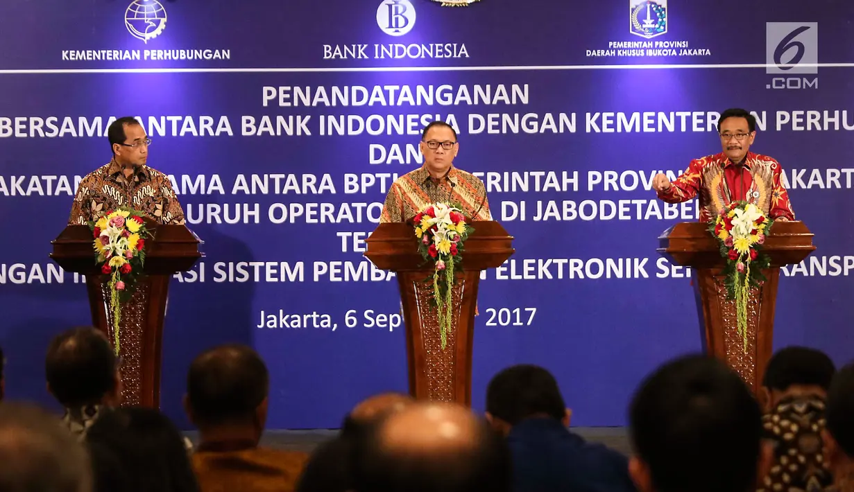 Menhub Budi Karya Sumadi, Gubernur BI Agus Martowardojo dan Gubernur DKI Djarot Saiful saat penandatanganan kerja sama Pengembangan Integrasi Sistem Pembayaran Elektronik berbagai moda transportasi, di Jakarta, Rabu (6/9). (Liputan6.com/Angga Yuniar)