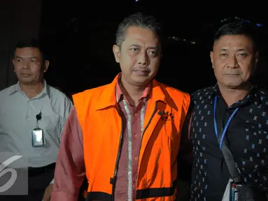 Kasubdit Bukti Permulaan Direktorat Penegakan Hukum Ditjen Pajak, Handang Soekarno meninggalkan Gedung KPK, Jakarta, Senin (22/11). (Liputan6.com/Helmi Afandi) 