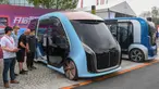 Para pengunjung mengamati kendaraan-kendaraan konsep dalam acara pameran produk dan budaya Hongqi, merek otomotif ikonis China, yang digelar di Changchun, Provinsi Jilin, China timur laut, pada 28 Juli 2020. (Xinhua/Zhang Nan)