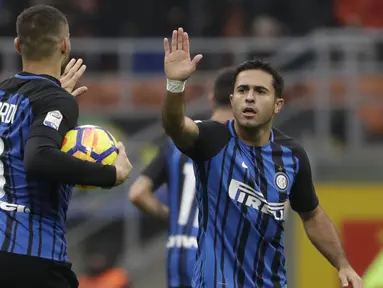 Striker Inter Milan, Eder, merayakan gol yang dicetaknya ke gawang Torino pada laga Serie A Italia di Stadion San Siro, Milan, Minggu (5/11/2017). Kedua klub bermain imbang 1-1. (AP/Luca Bruno)