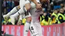 Bek Real Madrid, Sergio Ramos (kanan) melakukan selebrasi bersama rekan-rekannya usai mencetak gol penalti ke gawang Leganes dalam laga Copa del Rey di Santiago Bernabeu, Madrid, Spanyol, Rabu (9/1). (AP Photo/Manu Fernandez)