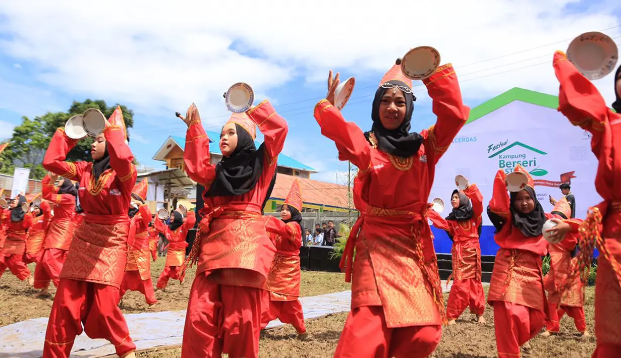 Anak-anak di Kampung Berseri Astra Jorong Tabek menampilkan kesenian tari piring dalam acara Festival Kampung Berseri Astra di Kabupaten Solok, Sumatra Barat (28/4/2019). KBA bisa dijadikan salah satu daerah agro wisata dengan menonjolkan keasrian alamnya sebagai Kampung Wisata (Liputan6.com/HO/Eko)