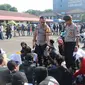 Tim Elang Cisadane Polres Metro Tangerang Kota mengamankan 243 remaja yang tengah mengadakan sahur on the road (SOTR). Mereka kedapatan membawa senjata tajam berbagai jenis (Liputan6.com/Pramitha)