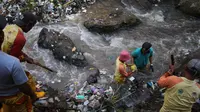 Petugas kebersihan Dinas Lingkungan Hidup Kota Malang mengangkut sampah yang memenuhi aliran Sungai Brantas (Liputan6.com/Zainul Arifin)
