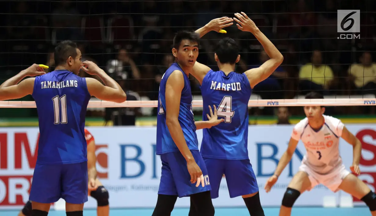 Pemain voli putra Indonesia, Rivan Nurmulki (tengah) saat melawan Iran di Perempat Final Kejuaraan Voli Asia 2017 di GOR Tri Dharma, Gresik, Minggu (30/7). Indonesia menang 3-2 (18-25, 18-25, 25-23, 25-24, 15-11). (Liputan6.com/Helmi Fithriansyah)
