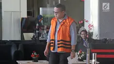 Tersangka Irvanto Hendra Pambudi mengenakan rompi oranye seusai pemeriksaan di gedung KPK, Jakarta, Senin (2/4). Irvanto kembali menjalankan pemeriksaan lanjutan pengembangan kasus dugaan korupsi proyek pengadaan E-KTP. (Liputan6.com/Herman Zakharia)