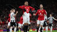 Gelandang Manchester United, Casemiro, terlihat kesal saat bersua Newcastle United pada laga pekan ke-18 Premier League di Old Trafford, Sabtu (27/12/2025) dini hari WIB. Meski begitu, Casemiro turut membantu MU meraih kemenangan 1-0 atas Newcastle. (AFP/Darren Staples)