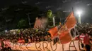 Pengurus pusat The Jakmania menggelar aksi tabur bunga tepat di depan pintu masuk yang terakhir kali Reza mengalami kekerasan. Ribuan The Jakmania berkumpul di sektor 12 dengan membawa spanduk, lilin, dan bunga. (Bolaa.com/Vitalis Yogi Trisna)