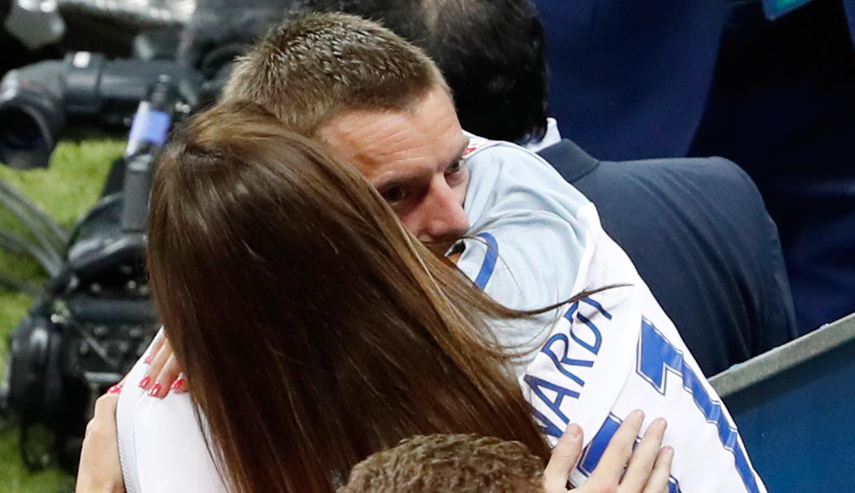 Pelukan mesra Ribka Vardy, istri penyerang Inggris Jamie Vardy, usai laga babak 16 besar Piala Eropa 2016 antara Inggris vs Islandia, di Stade de Nice, Selasa (28/6) dinihari. Inggris menyerah 1-2 dari Islandia. (REUTERS/Yves Herman Livepic)