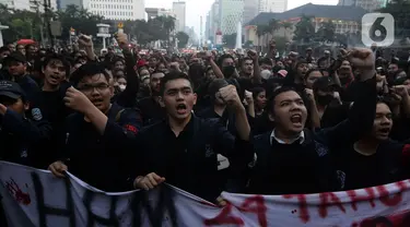 Mahasiswa Universitas Trisakti melakukan aksi unjuk rasa di sekitar Kawasan Patung Arjuna Wijaya atau Patung Kuda, Jakarta, Kamis (12/5/2022). Mereka menuntut penyelesaian kasus pelanggaran HAM yang terjadi saat aksi reformasi 1998. (Liputan6.com/Helmi Fithriansyah)