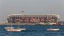 Angka 974 yang digunakan sebagai nama stadion di kota Ras Abu Aboud ini diambil dari kode panggilan internasional negara Qatar yaitu +974. Uniknya, konstruksi stadion ini dibangun menggunakan 974 buah kontainer baja bekas yang dimodifikasi. (AFP/Karim Jaafar)