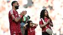 Dalam momen perpisahannya dengan Liverpool, Salah tak mampu membendung air matanya setelah perjalanannya bersama The Reds berakhir saat itu. (AFP/Paul Ellis)