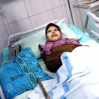 Kelainan langka yang diidap Sulami membuatnya kaku seperti kayu. (Foto: bintang.com/Nurwahyunan)