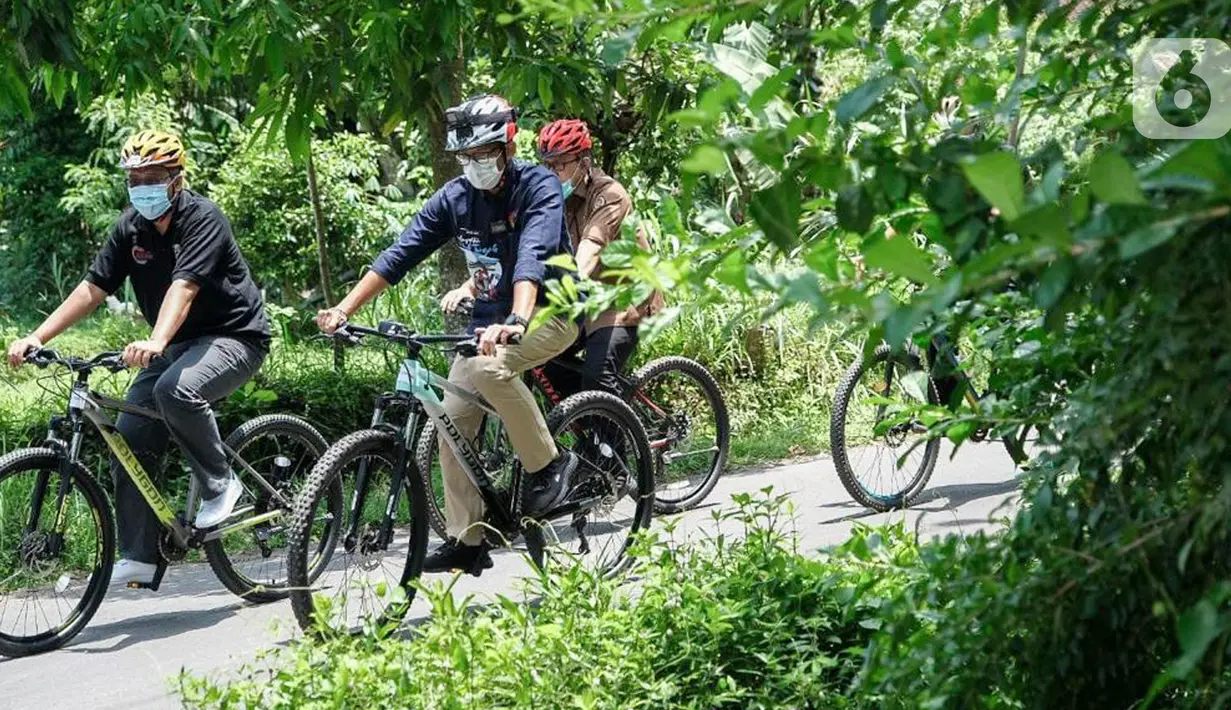 Menteri Parekraf Sandiaga Salahuddin Uno bersepeda keliling Desa Wisata Bonjeruk, Kecamatan Jonggat, Lombok Tengah, NTT, Kamis (4/11/2021). Penjual jamu bernama Ibu Lomin melakukan satu inovasi dengan menjual dua jenis jamu bubuk dan siap minum. (Liputan6.com/HO/Parekraf)